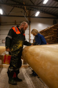 Bilde av Eimund Sand som jobber med søylene til Roseslottet 2020 - Det store løftet