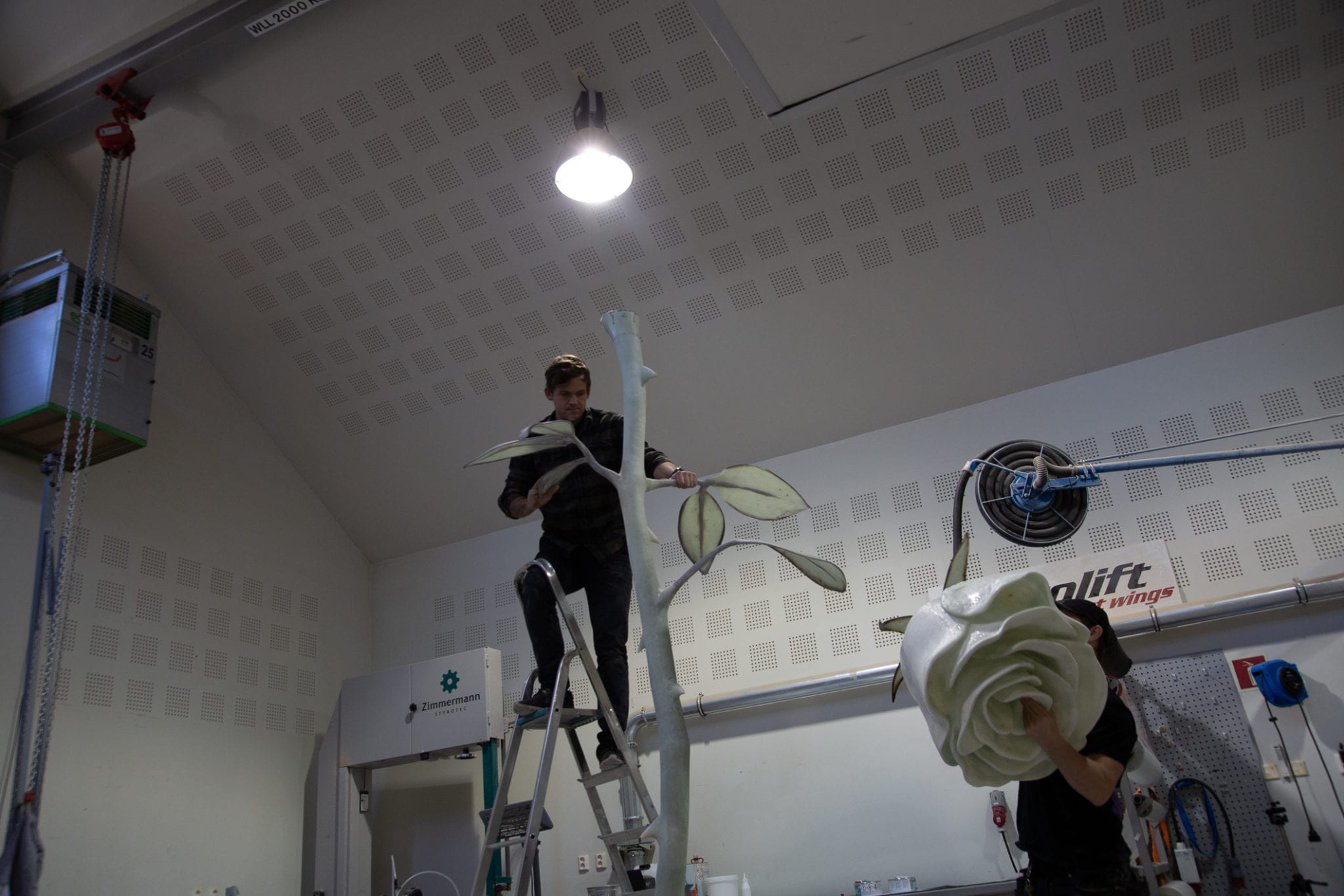 Bilde av den Hvite Rose under arbeid - Eker Design - Roseslottet 2020
